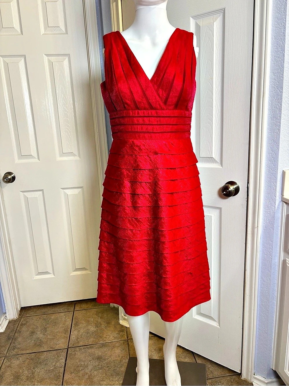 Adrianna Papell Red Tiered Cocktail Dress Size 6 Pleated V-Neck Sleeveless EUC